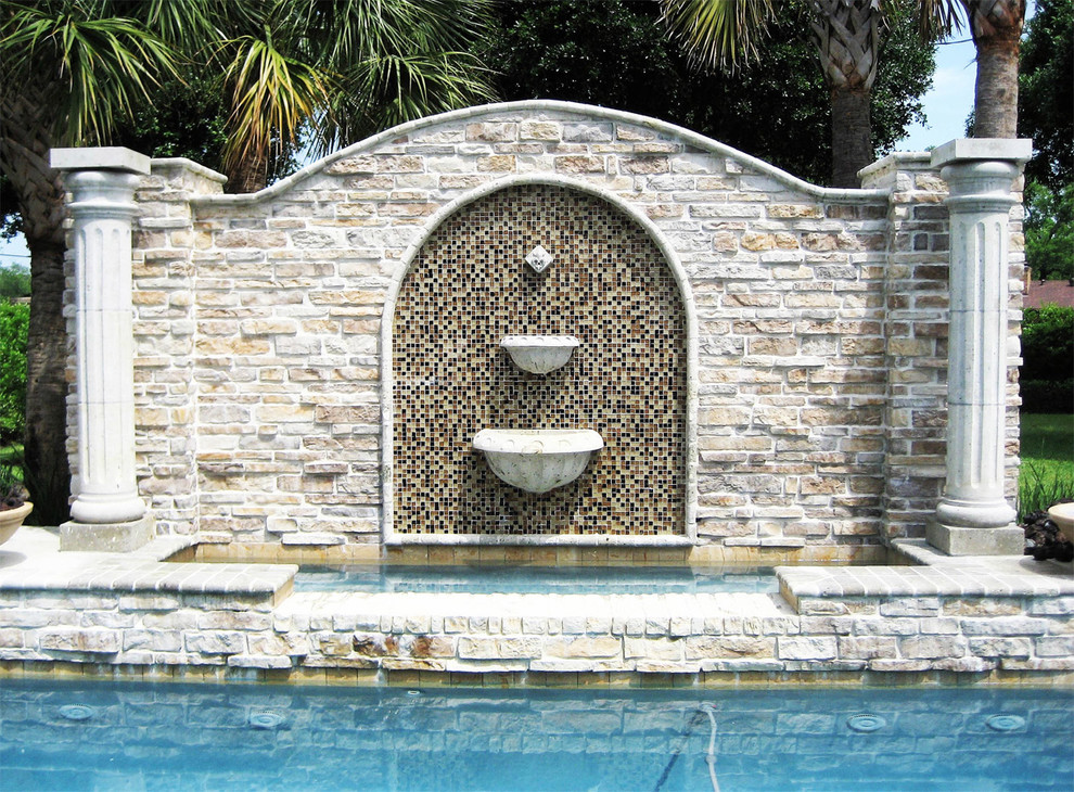 Пример оригинального дизайна: спортивный, прямоугольный бассейн среднего размера на заднем дворе в средиземноморском стиле с фонтаном и мощением клинкерной брусчаткой