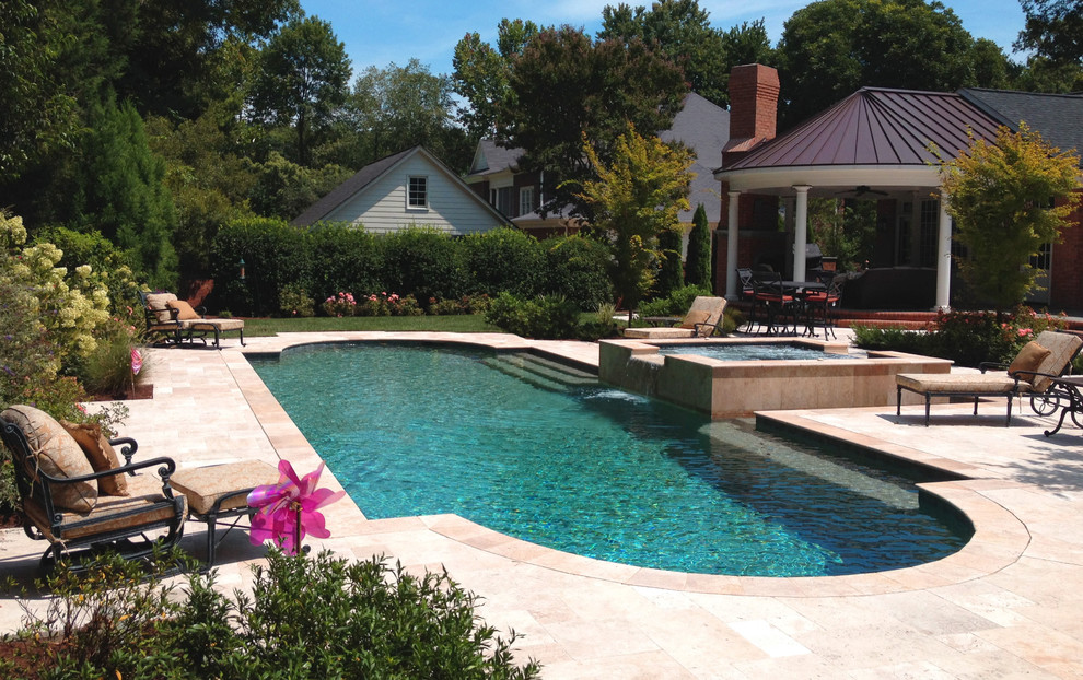 Ispirazione per una grande piscina monocorsia tradizionale personalizzata dietro casa con una vasca idromassaggio e piastrelle