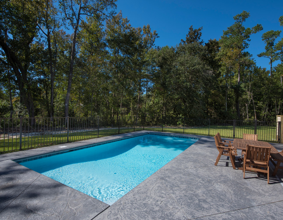На фото: спортивный, прямоугольный бассейн среднего размера на заднем дворе в стиле неоклассика (современная классика) с домиком у бассейна и покрытием из бетонных плит