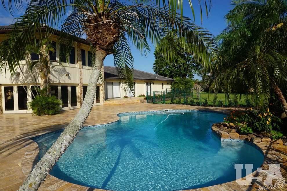 Oberirdischer, Großer Country Pool hinter dem Haus in individueller Form mit Natursteinplatten in Miami