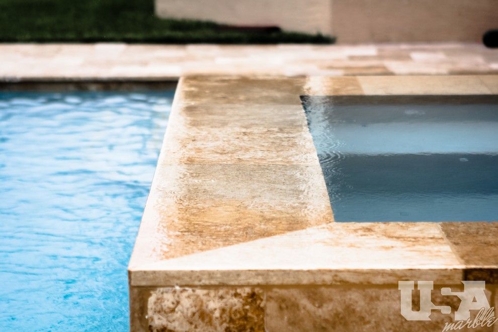 Идея дизайна: большой наземный, прямоугольный бассейн на заднем дворе с покрытием из каменной брусчатки