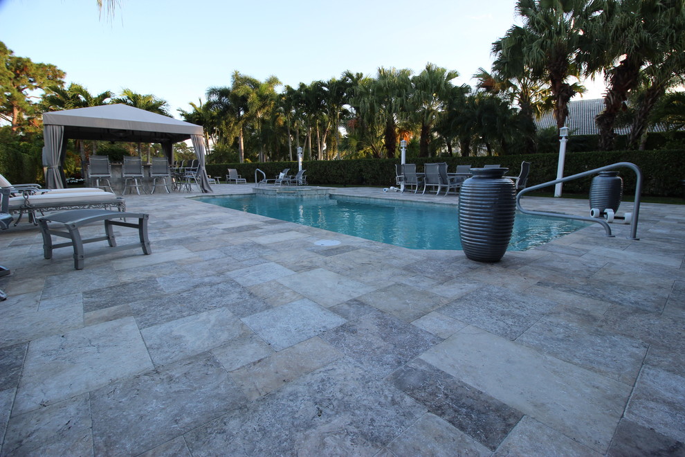 На фото: прямоугольный бассейн на заднем дворе в современном стиле с домиком у бассейна с
