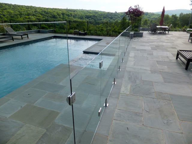 Foto di una piscina naturale minimalista rettangolare di medie dimensioni e dietro casa con piastrelle