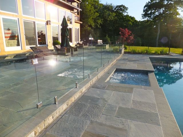 Foto de piscina natural moderna de tamaño medio rectangular en patio trasero con suelo de baldosas