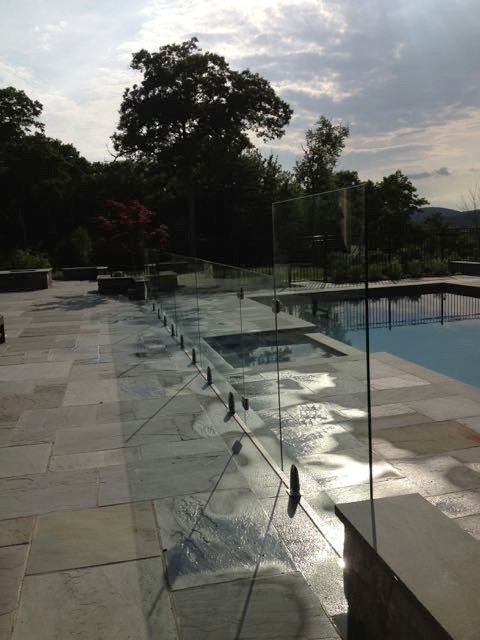 Ispirazione per una piscina naturale moderna rettangolare di medie dimensioni e dietro casa con piastrelle