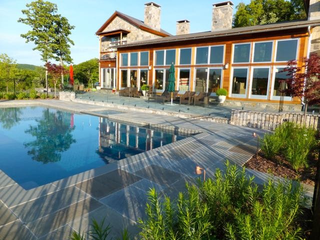 Cette photo montre une piscine naturelle et arrière moderne de taille moyenne et rectangle avec du carrelage.