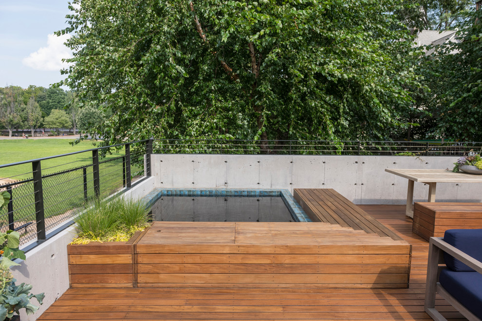 На фото: бассейн на крыше в современном стиле с джакузи и настилом с