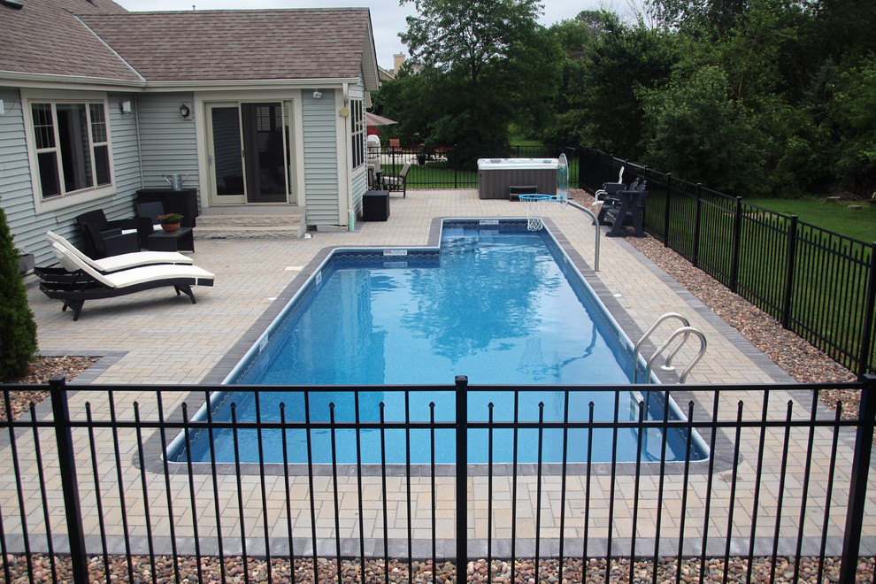 Ispirazione per una piccola piscina monocorsia chic personalizzata dietro casa con pavimentazioni in cemento