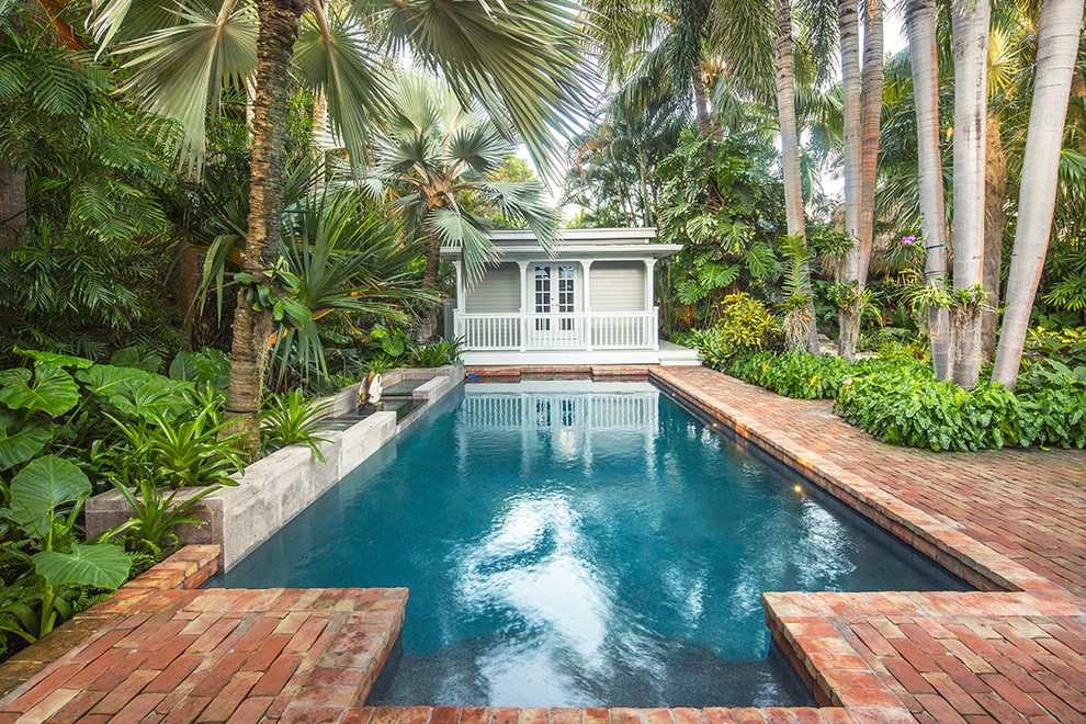 Modelo de piscina exótica de tamaño medio en patio lateral