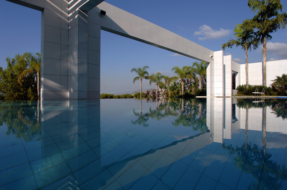 Свежая идея для дизайна: бассейн-инфинити в стиле модернизм - отличное фото интерьера