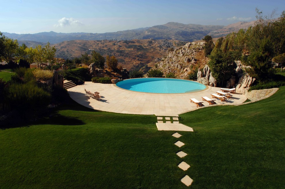 Cette photo montre une piscine à débordement méditerranéenne ronde.
