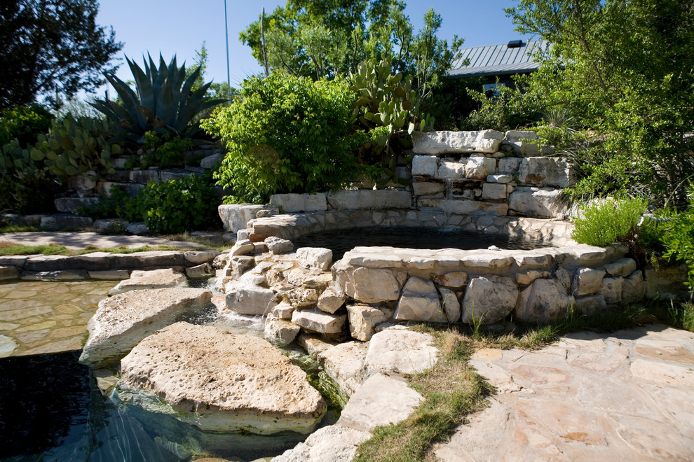 Mittelgroßer Landhausstil Pool hinter dem Haus in individueller Form mit Natursteinplatten in Austin