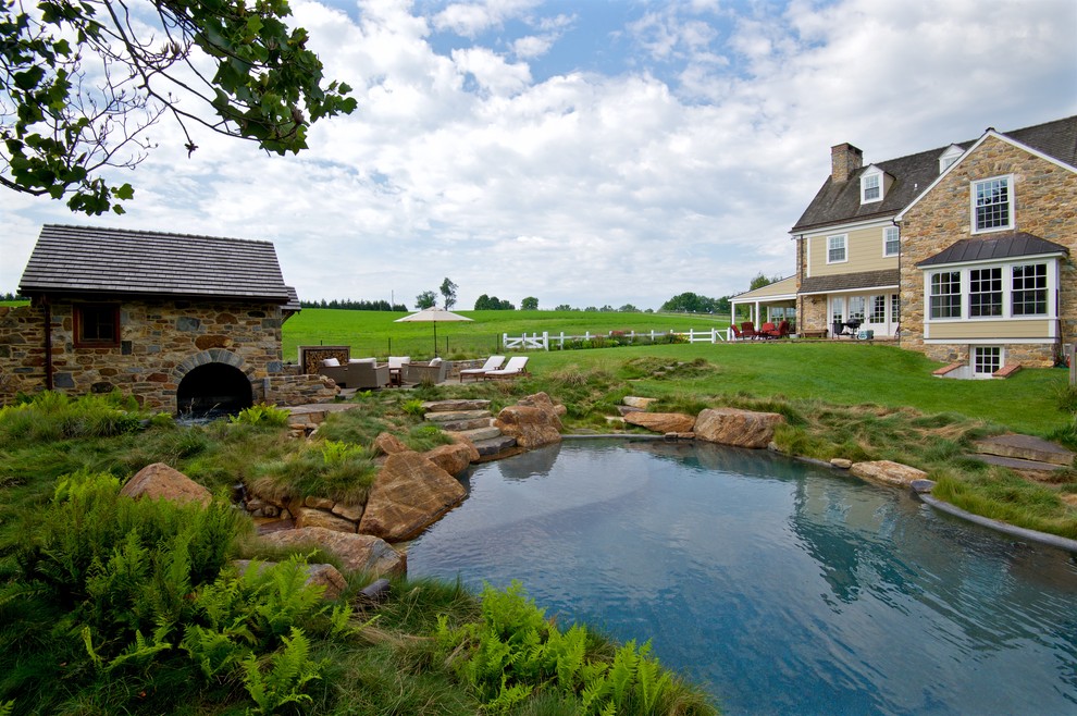 Foto de casa de la piscina y piscina infinita rural grande a medida en patio trasero