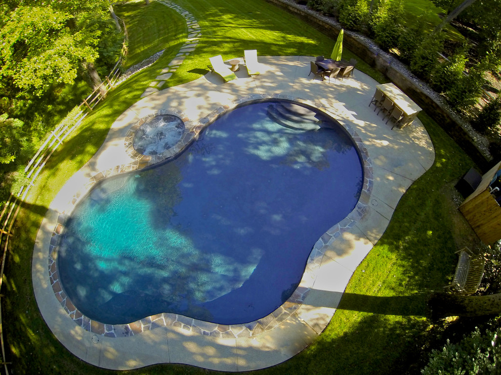 Mittelgroßer Uriger Schwimmteich hinter dem Haus in individueller Form mit Betonplatten in Philadelphia