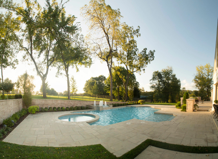 Foto di una piscina moderna personalizzata di medie dimensioni e dietro casa con una vasca idromassaggio