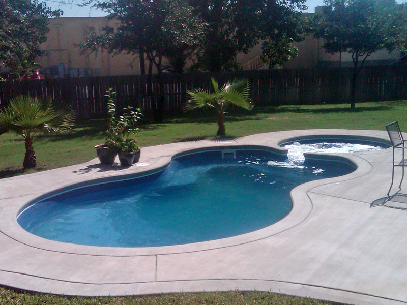 Inspiration pour une petite piscine intérieure minimaliste sur mesure avec une dalle de béton.