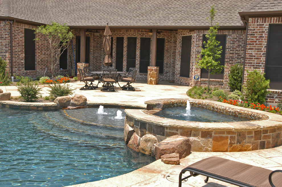 Idées déco pour une grande piscine naturelle et arrière sud-ouest américain sur mesure avec un bain bouillonnant et des pavés en pierre naturelle.