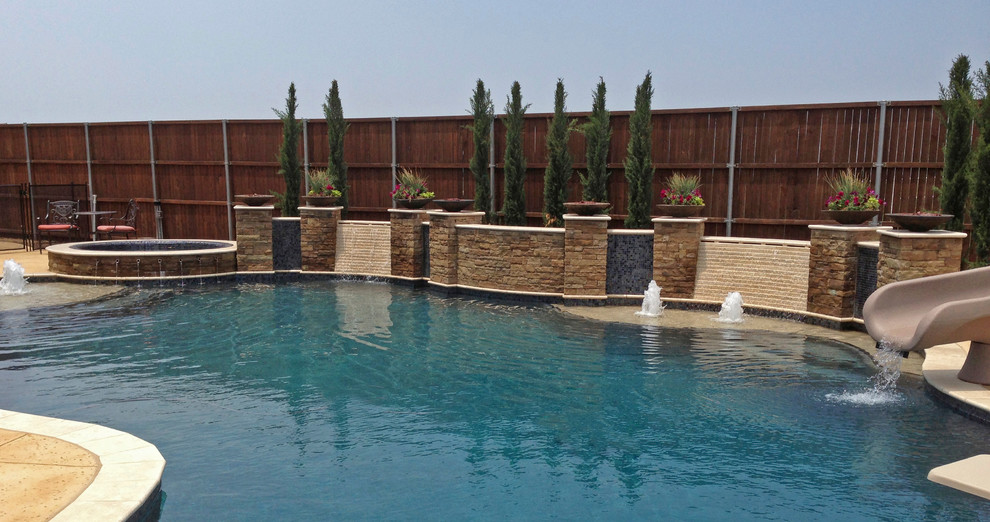 Mittelgroßer Mediterraner Pool hinter dem Haus in individueller Form mit Betonplatten in Dallas