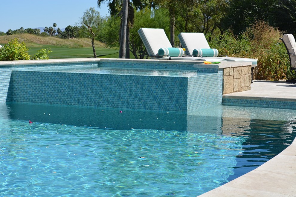 Ispirazione per una piscina monocorsia minimal personalizzata con una vasca idromassaggio e lastre di cemento
