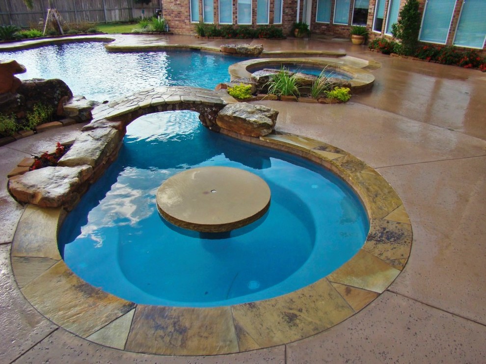 Idées déco pour une grande piscine arrière moderne sur mesure avec un point d'eau et du béton estampé.