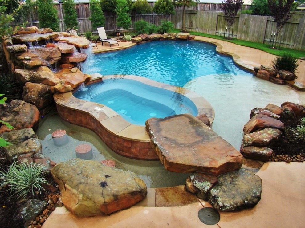 На фото: большой бассейн произвольной формы на заднем дворе в стиле модернизм с фонтаном и покрытием из декоративного бетона