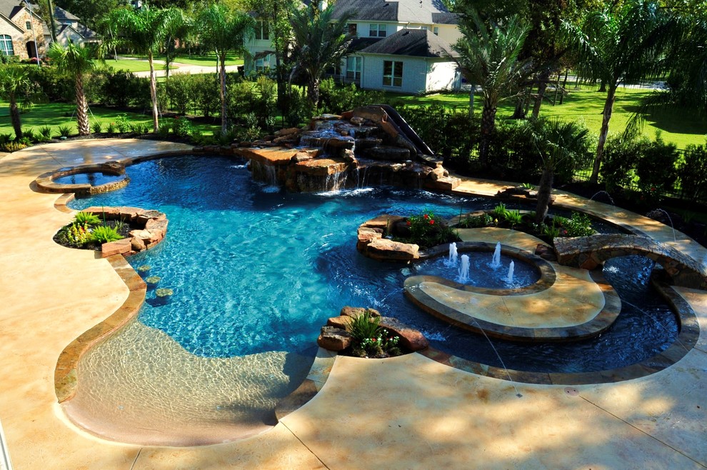 Cette image montre une grande piscine arrière minimaliste sur mesure avec un point d'eau et du béton estampé.