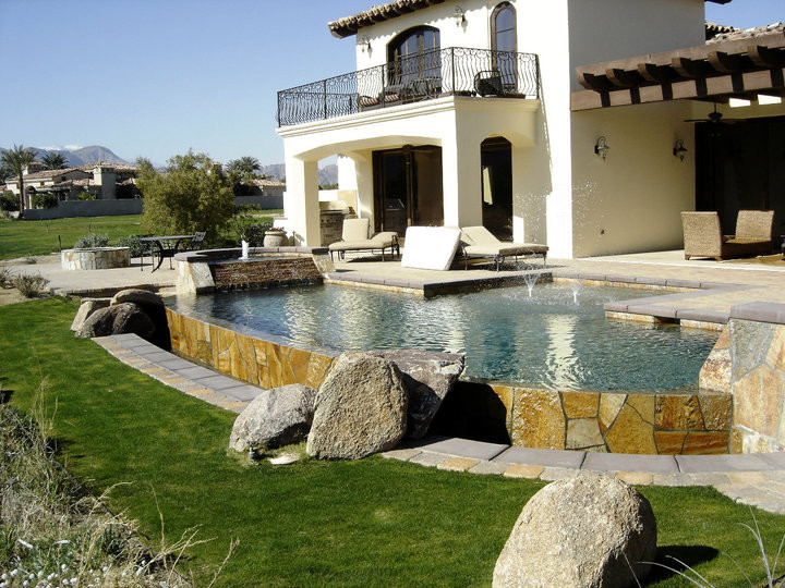Diseño de piscinas y jacuzzis infinitos mediterráneos de tamaño medio rectangulares en patio trasero con adoquines de ladrillo
