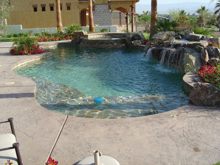 Mittelgroßer Klassischer Pool hinter dem Haus in individueller Form mit Dielen in Orange County