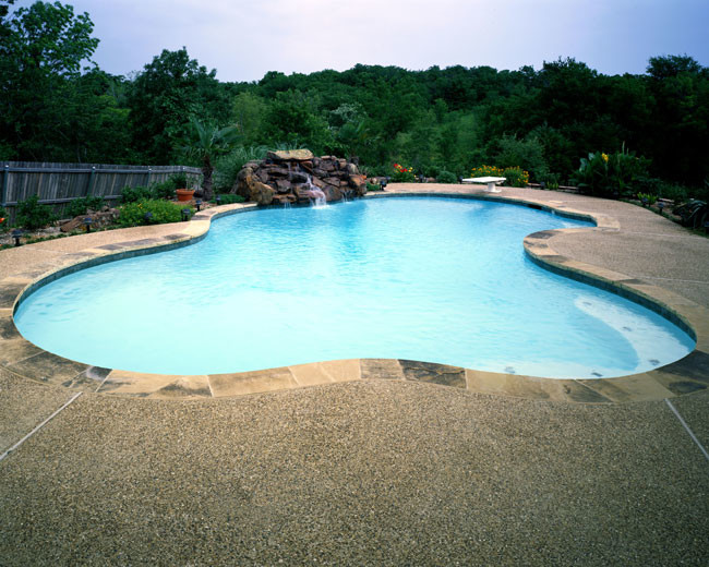 Inspiration för en stor vintage anpassad pool på baksidan av huset, med en fontän