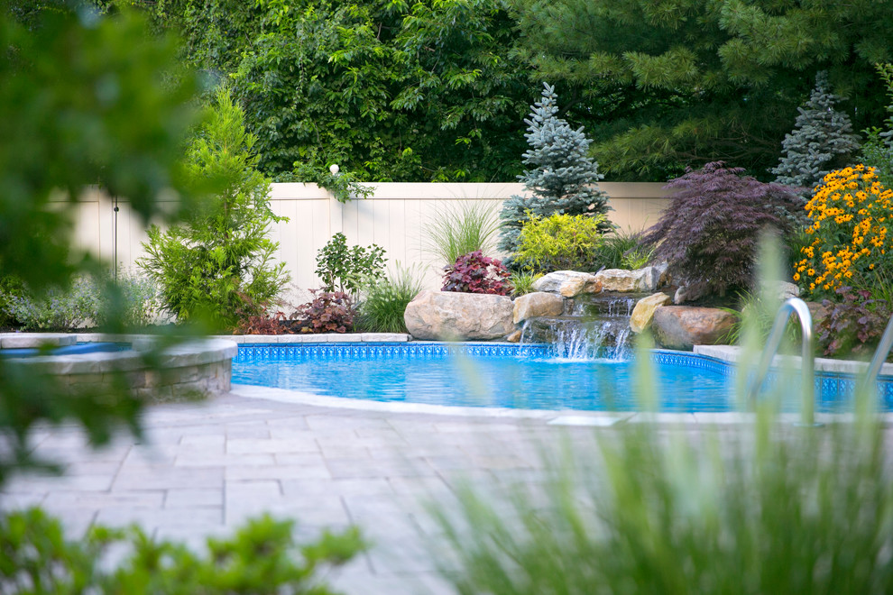 Diseño de piscinas y jacuzzis bohemios de tamaño medio a medida en patio trasero con adoquines de hormigón