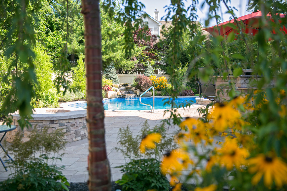 Diseño de piscinas y jacuzzis bohemios de tamaño medio a medida en patio trasero con adoquines de hormigón
