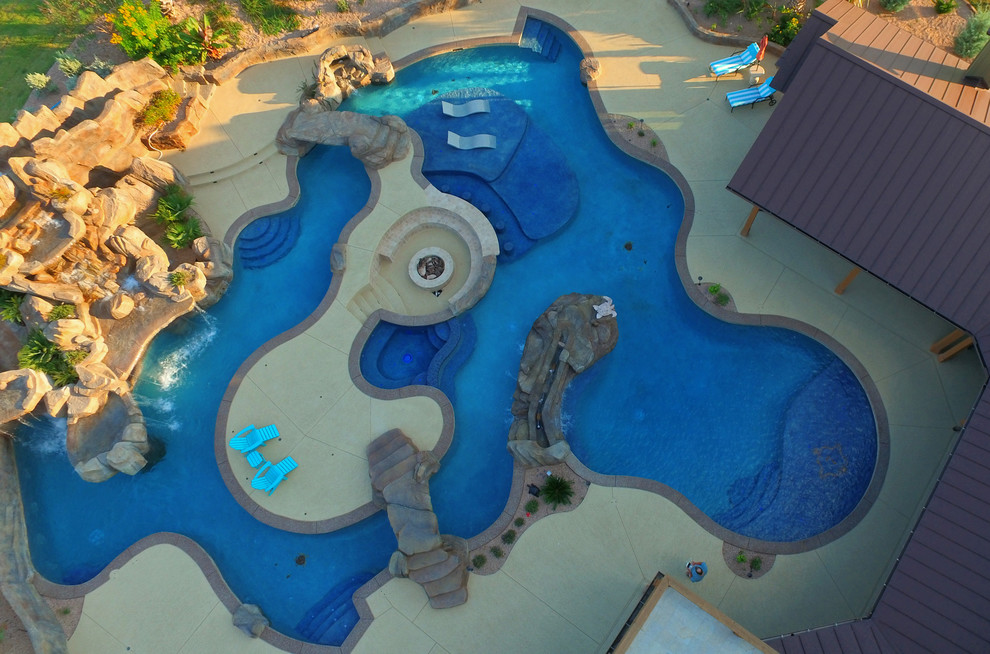 Foto de piscina con tobogán natural marinera extra grande a medida en patio trasero con entablado