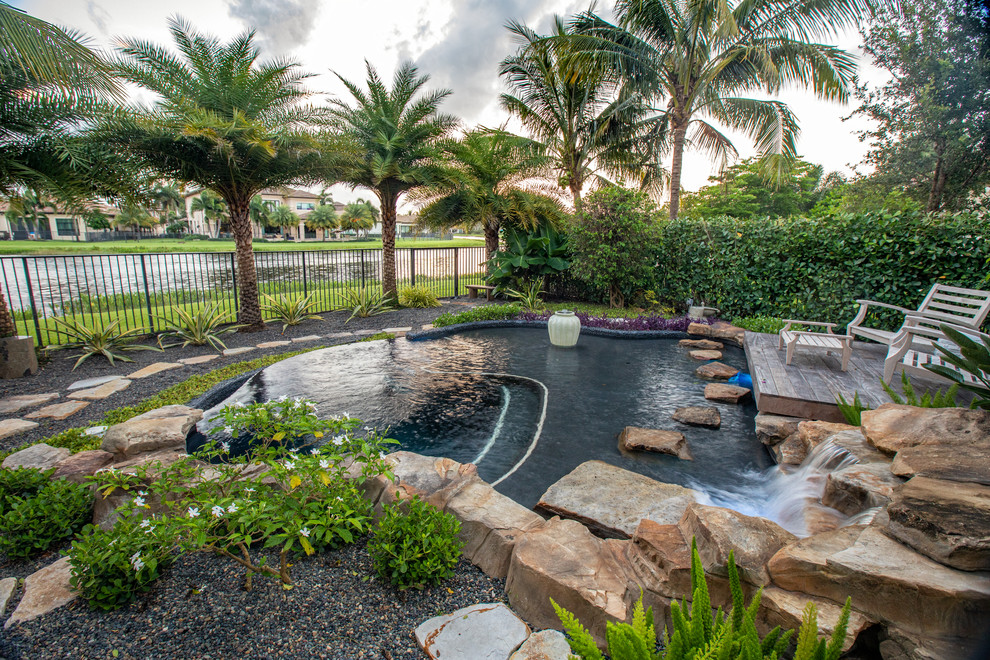 Imagen de piscinas y jacuzzis naturales de tamaño medio a medida en patio trasero con gravilla