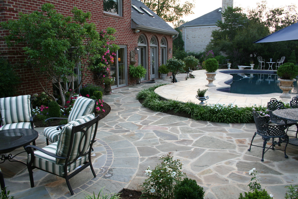 Источник вдохновения для домашнего уюта: большой бассейн произвольной формы на заднем дворе в современном стиле с покрытием из каменной брусчатки