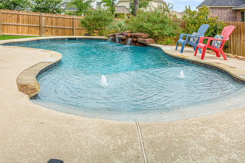 Cette photo montre une piscine naturelle et arrière bord de mer de taille moyenne et sur mesure avec une dalle de béton.