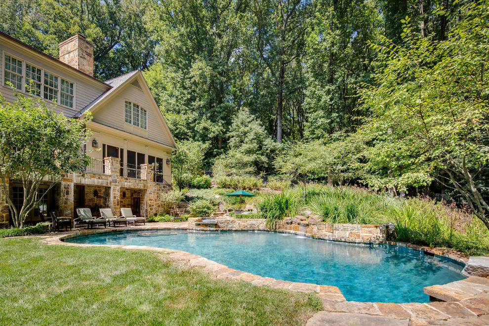 Idee per una grande piscina country personalizzata dietro casa con pavimentazioni in pietra naturale e fontane