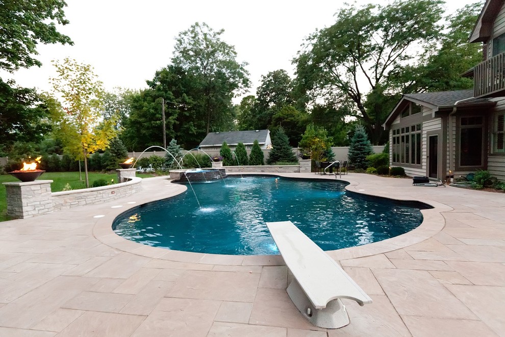 Mittelgroßer Klassischer Schwimmteich hinter dem Haus in individueller Form mit Wasserspiel und Natursteinplatten in Chicago