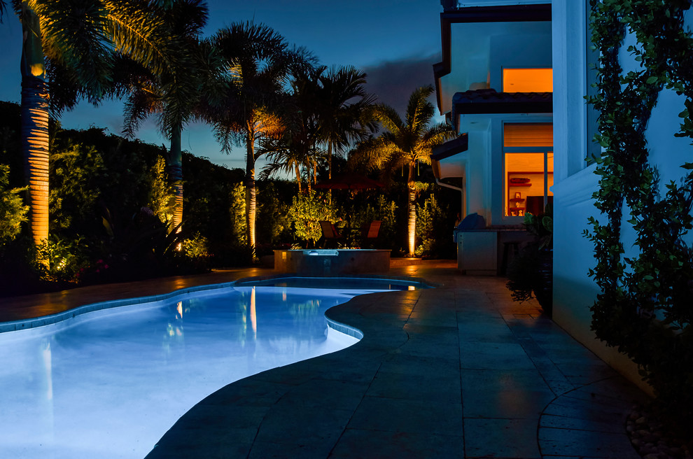Großer Klassischer Pool hinter dem Haus in individueller Form mit Betonboden in Miami