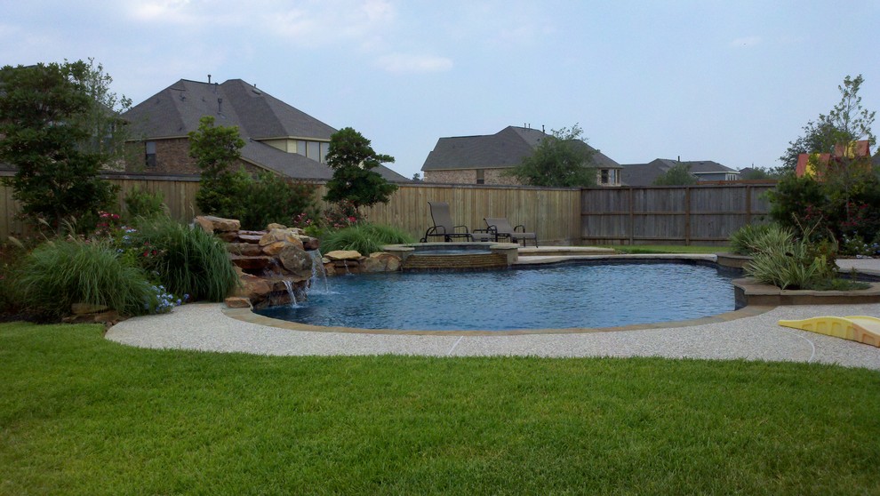 This is an example of a traditional swimming pool in Houston.