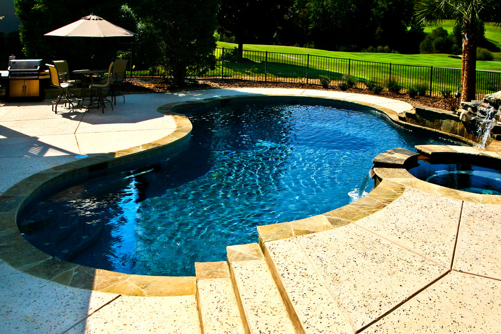 Пример оригинального дизайна: бассейн среднего размера, произвольной формы на заднем дворе в современном стиле с фонтаном и покрытием из каменной брусчатки