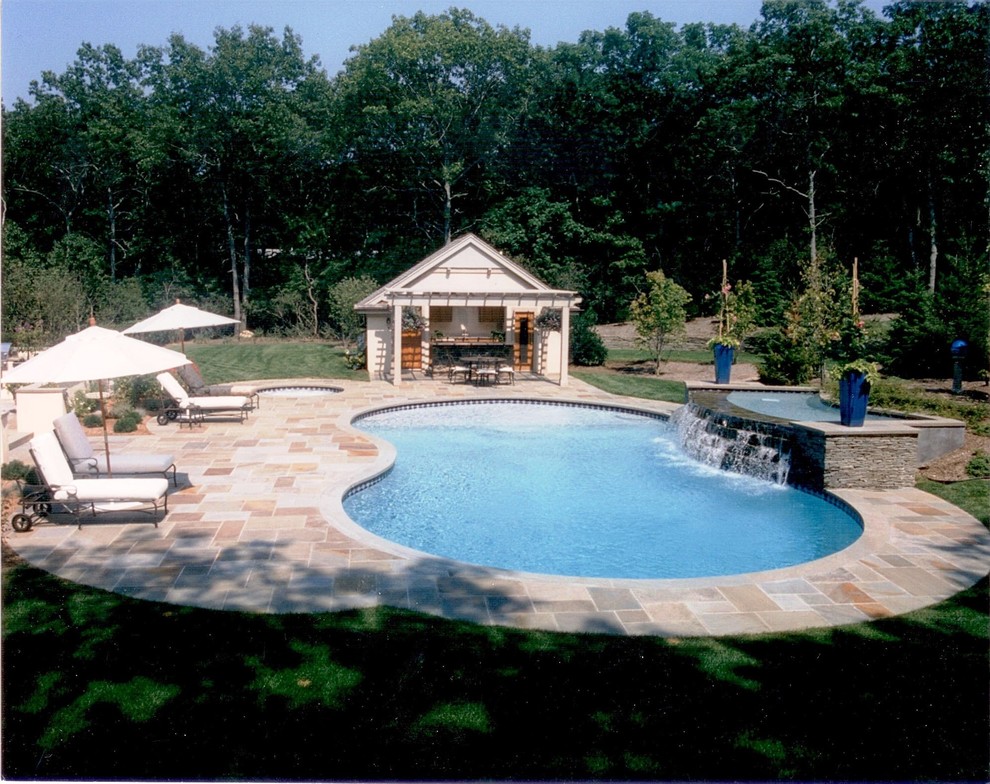 Источник вдохновения для домашнего уюта: большой естественный бассейн в форме фасоли на заднем дворе в морском стиле с покрытием из каменной брусчатки