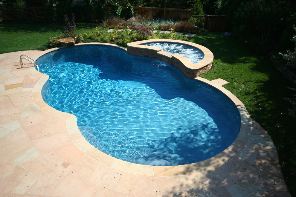 Пример оригинального дизайна: большой естественный бассейн в форме фасоли на заднем дворе в стиле модернизм с джакузи и покрытием из каменной брусчатки