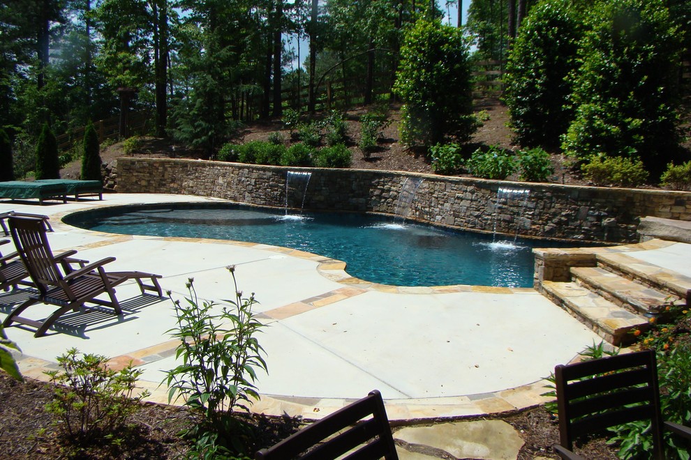 Foto di una grande piscina classica personalizzata dietro casa con fontane