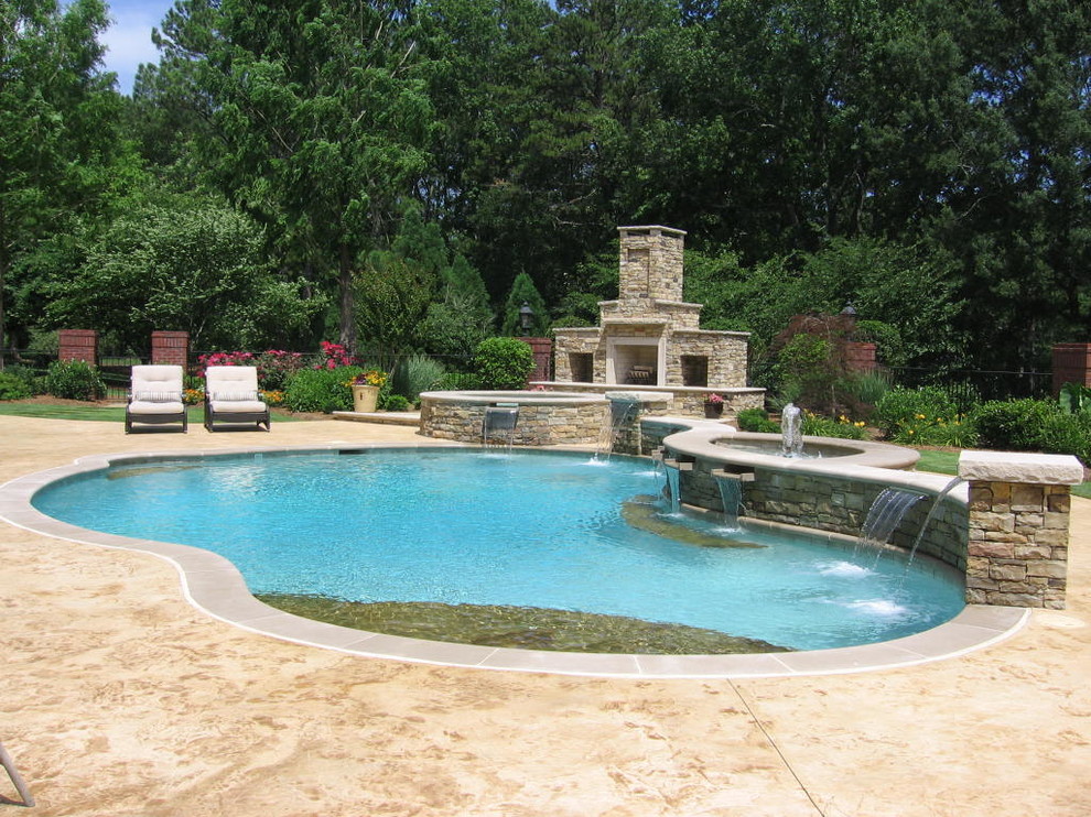 Mittelgroßer Klassischer Pool hinter dem Haus in individueller Form mit Wasserspiel und Natursteinplatten in Atlanta