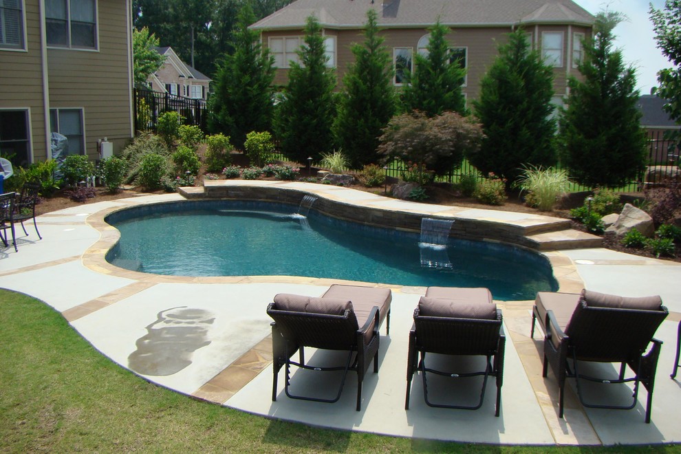 Idéer för att renovera en stor vintage anpassad pool på baksidan av huset, med en fontän och naturstensplattor