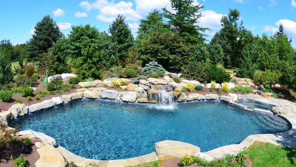 Источник вдохновения для домашнего уюта: большой бассейн произвольной формы на заднем дворе в современном стиле с джакузи и покрытием из каменной брусчатки