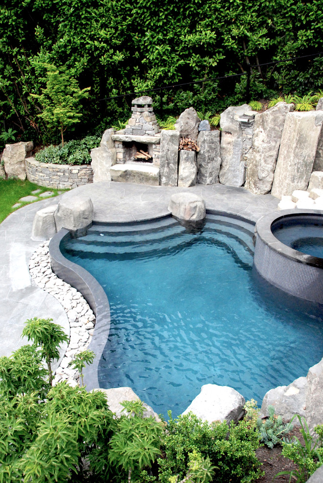Foto de piscinas y jacuzzis infinitos contemporáneos a medida en patio trasero