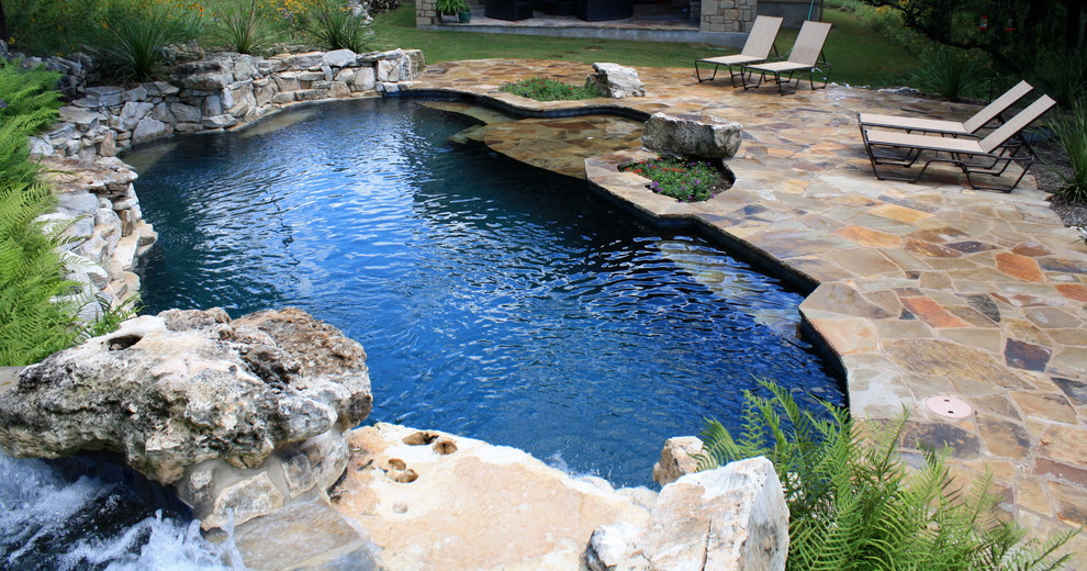 Mittelgroßer Uriger Indoor-Pool in Nierenform mit Wasserspiel und Dielen in Austin