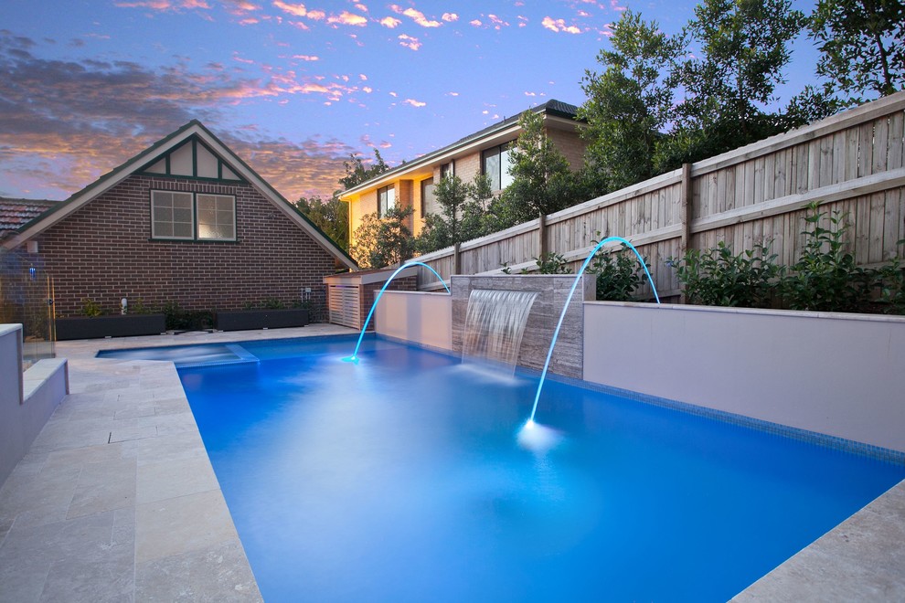 Пример оригинального дизайна: прямоугольный бассейн среднего размера на заднем дворе в современном стиле с фонтаном
