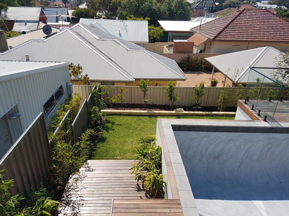 Inspiration pour une petite piscine hors-sol et arrière asiatique rectangle avec une terrasse en bois.